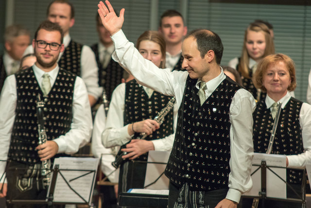 Kapellmeister Bernhard Auzinger mit seinen Musikern, dem Musikverein St. Willibald. | Foto: Christoph Mühlböck