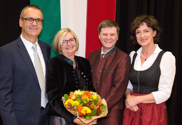Ehrung in Rüstorf: Vizebürgermeister Georg Seethaler, die Ehrenringträger Brigitte Vogl und Josef Müller sowie Bürgermeisterin Pauline Sterrer (v.l.). | Foto: Ernst Mayringer