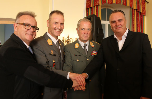 Kommandoübergabe; LH Hans Niessl, der neue Militärkommandant Brigadier Gernot Gasser, der scheidende Militärkommandant Generalleutnant Johann Luif und Verteidigungsminister Hans Peter Dsokozil | Foto: Landesmedienservice