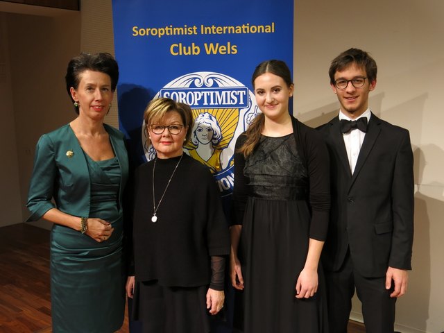 Freuen sich über einen erfolgreichen Konzertabend: Präsidentin Doris Schulz, Konzert-Organisatorin Margareta Leitner, Sophie Baumgartner und Filip Anic.
