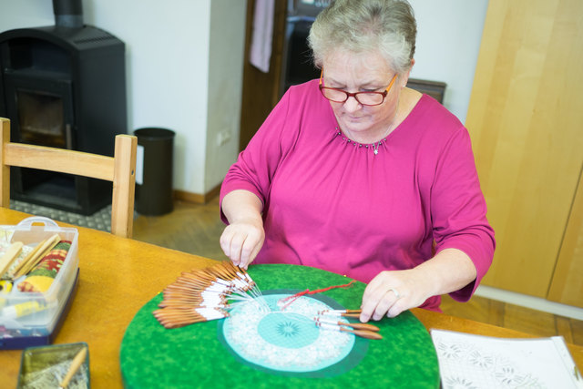 Rund 50 Klöppel sind bei diesem Werkstück im Einsatz. | Foto: Arnold Burghardt
