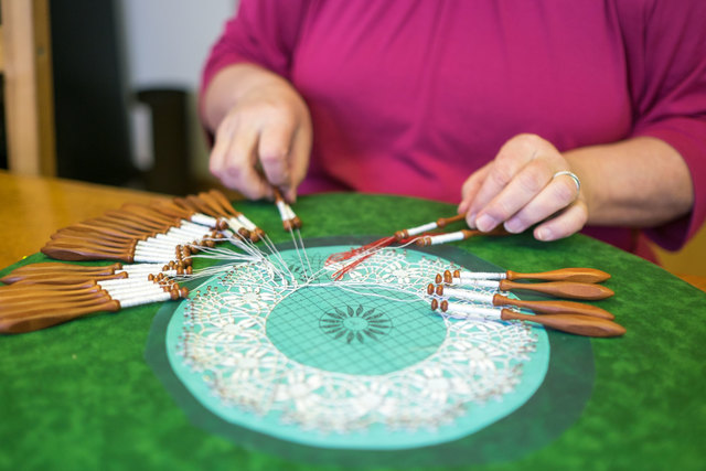 Klöppel-Paare werden gedreht und gekreuzt, bis sich das typische Muster ergibt. | Foto: Arnold Burghardt