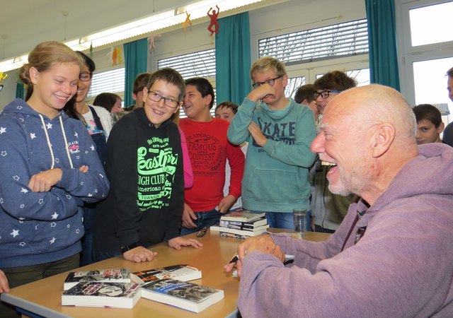 Sichtlich Spaß hatten die NMS-Schüler mit Autor Werner Egli.