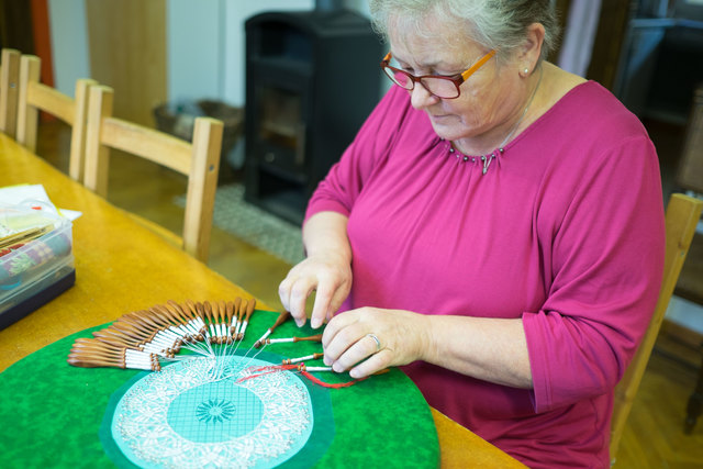 40 Stunden sitzt eine Klöpplerin an einem Werkstück wie diesem. | Foto: Arnold Burghardt