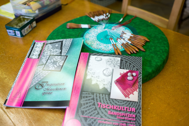 "Klöppeln ist heute eher ein Hobby, früher war es aber einer der ersten Berufe, den Frauen lernen konnten", sagt Margit Schmid vom Klöppelverein. | Foto: Arnold Burghardt