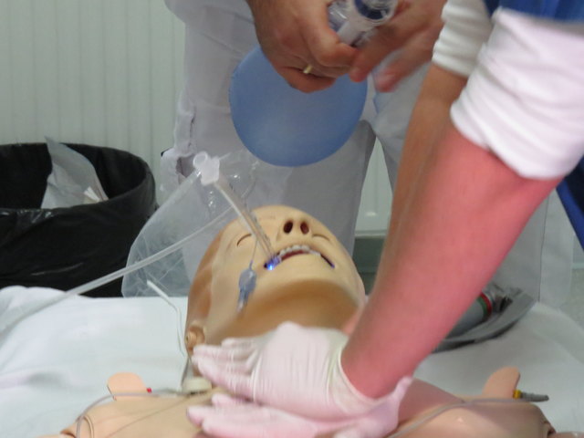 Eine in der Notfallmedizin alltägliche Situation wird in der Simulation mit einer Puppe, die alle Vitalparameter aufzeigt, nachgestellt.