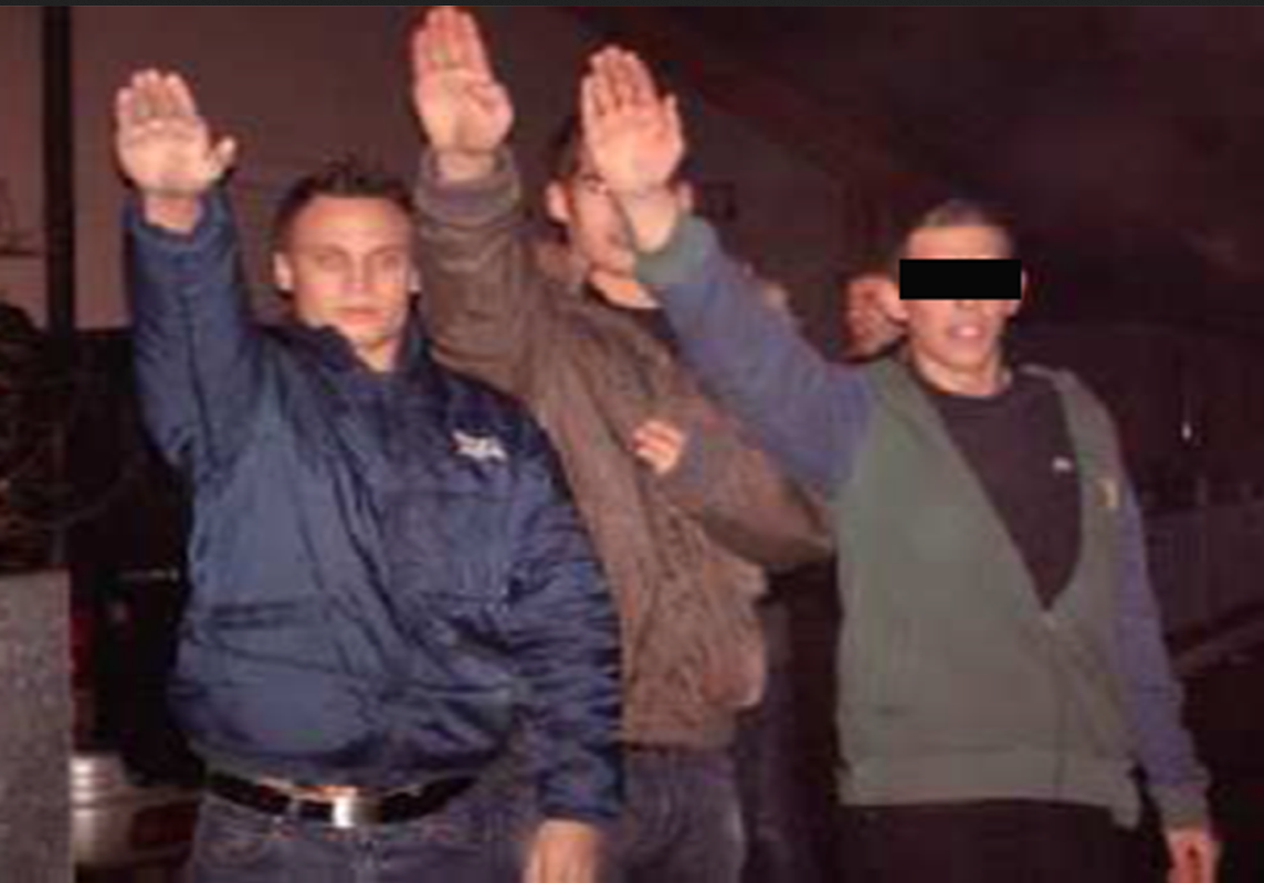 Der Tulner Freiheitliche Andreas Bors (li.) mit stramm erhobener Hand.