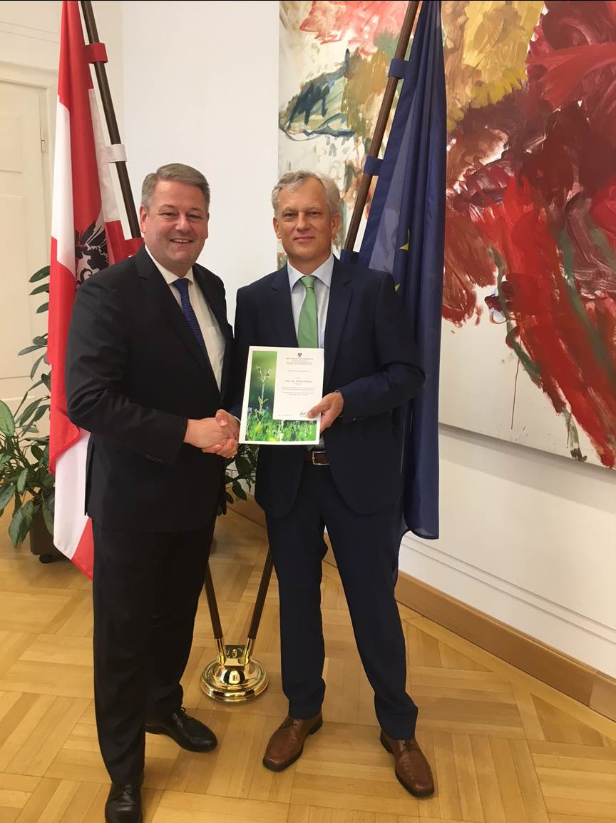 Bundesminister Andrä Rupprechter mit Burjan bei der Dekretverleihung
