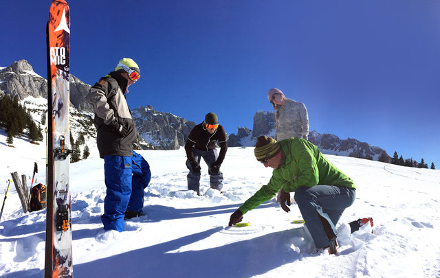 Staatlich geprüfte Ski- und Bergführer vermitteln den Teilnehmern das nötige Wissen für das Skitourengehen im Gelände.