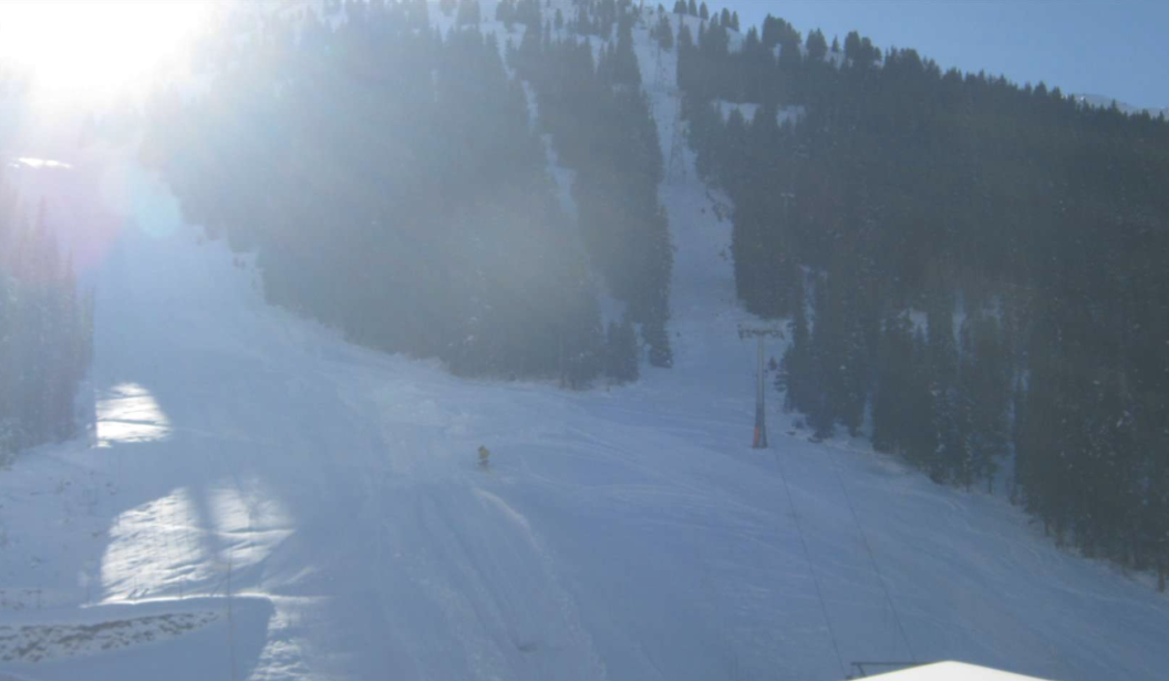 Aufgrund der tollen Schneelage eröffnen die Skilifte Hochfügen um eine Woche früher die Saison. Am 18. und 19.November 2017 geht's mit dem Schibetrieb los. Das gezeigte Foto wurde heute um 13:15 Uhr von der Webcam in Hochfügen aufgenommen.