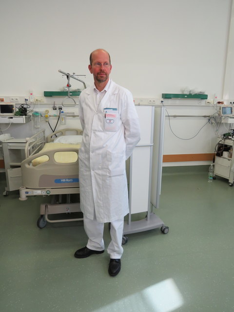 Abteilungsvorstand für Notfallmedizin Philip Eisenburger erläutert die Simulationsübung.