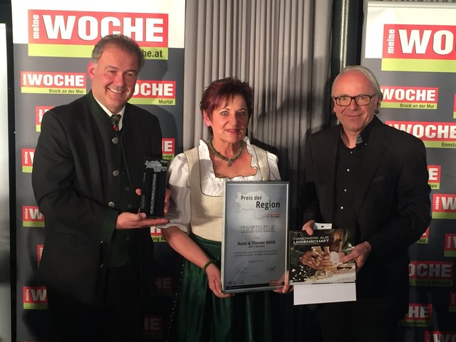 Sabine Kaura und Günter Riedenbauer von Therme & Hotel NOVA mit Harald Almer von der WOCHE Voitsberg | Foto: KK