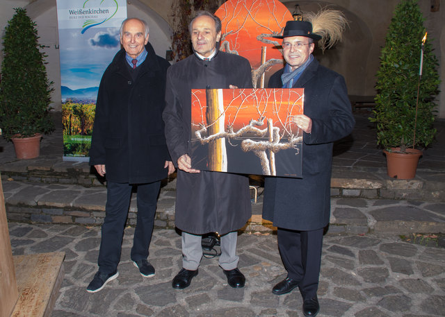 Ein Bild für den Taufpaten: Stephan Paryla-Raky mit Wachaumaler Erich Giese und Bgm. Hubert Trauner