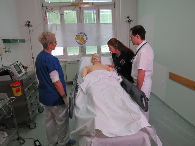 Eine in der Notfallmedizin alltägliche Situation wird in der Simulation mit einer Puppe, die alle Vitalparameter aufzeigt, nachgestellt.