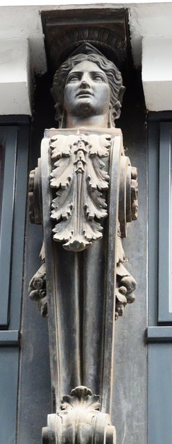 Wunderschöne Bronzesäulen neben dem Eingangsbereich im Detail bitte Vollbild!