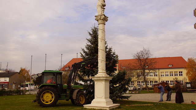 Pater Thomas Lackner beobachtete die Herren bei der Arbeit.
