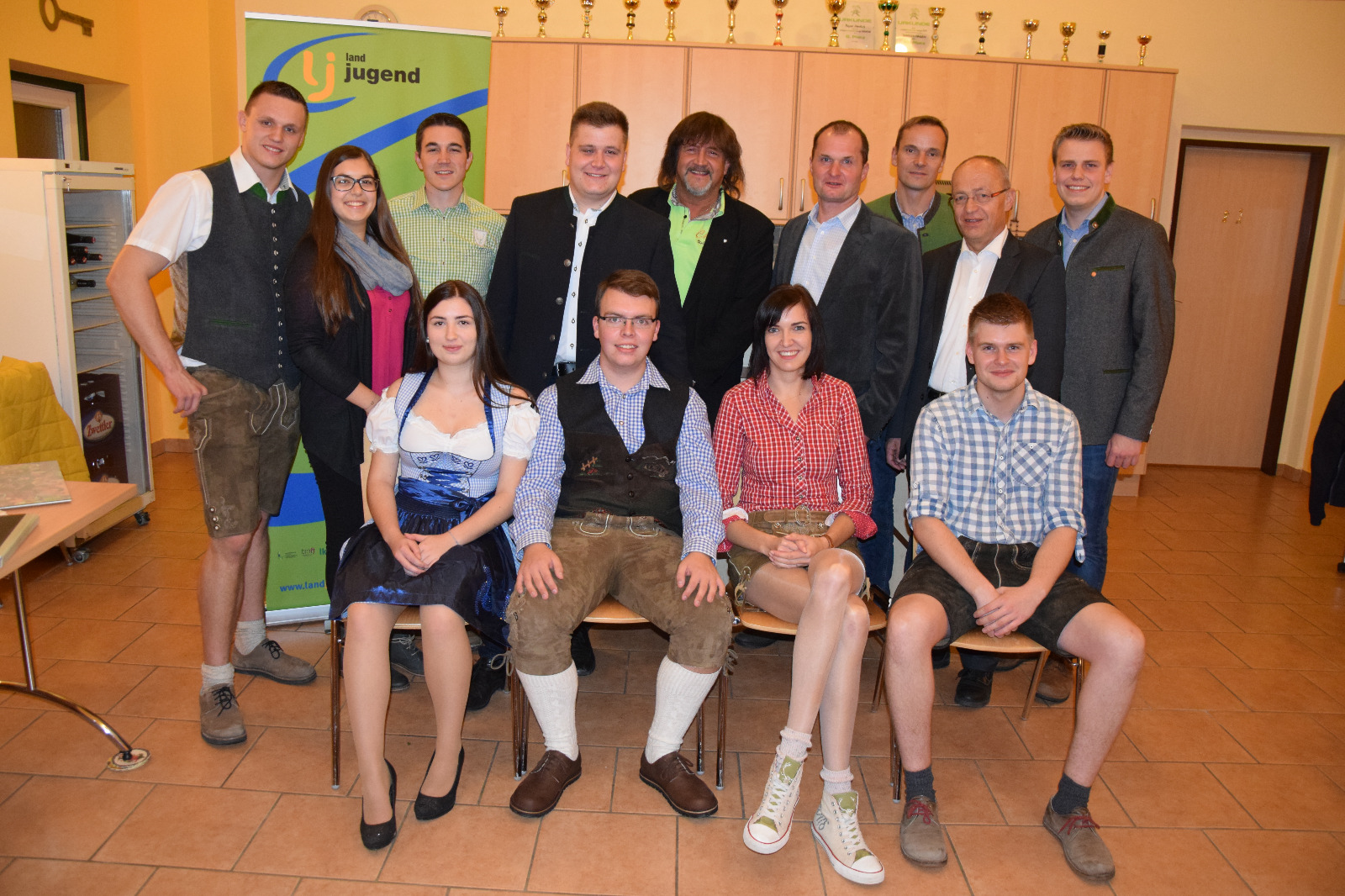 Stehend v.l.n.r.: Beirat Andreas Stefan, LJ-Bezirksleiterin Karoline Krottendorfer, Maigens Ortsvorsteher Mathias Pithan, Kassier Christoph Klampfer, Vizebürgermeister Erich Nendwich, Bezirkskammerobmann Herbert Hofer, sein Stellvertreter Stefan Schlegel, Raiba Eggenburg Direktor Herbert Klampfer, LJ-Viertelsreferent Franz-Joseph Stift
Sitzend v.l.n.r.: Schriftführerin Nicole Andres, Leiter Thomas Zeitelberger, Leiterin Birgit Klampfer, Leiter Stv. Georg Kolm