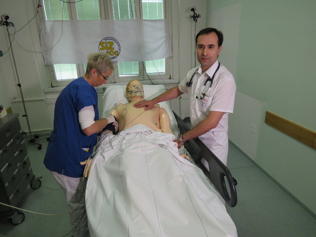 Eine in der Notfallmedizin alltägliche Situation wird in der Simulation mit einer Puppe, die alle Vitalparameter aufzeigt, nachgestellt.