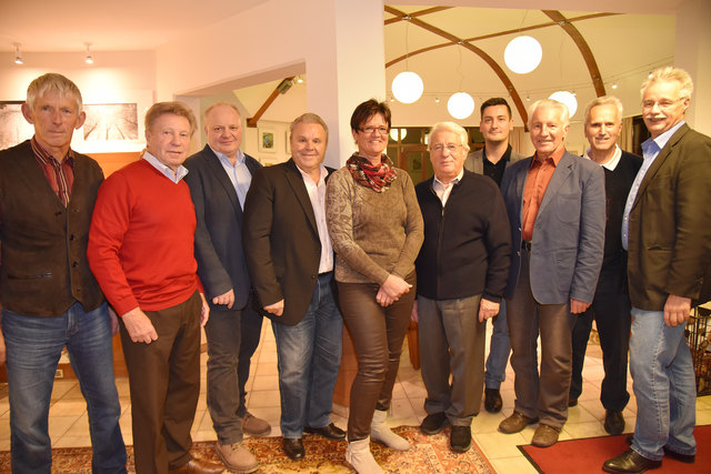 Gruppenbild mit Dame: Monika Falb mit Bernd Ziganki, Johann Minichshofer, Manfred Barton, Gerhard Jeckel, Manfred Matiky, Gernot Brell, Kurt Barwiky und StR Rudolf Gehrer. | Foto: psb