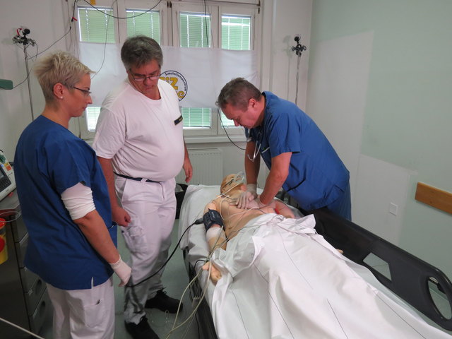 Eine in der Notfallmedizin alltägliche Situation wird in der Simulation mit einer Puppe, die alle Vitalparameter aufzeigt, nachgestellt.