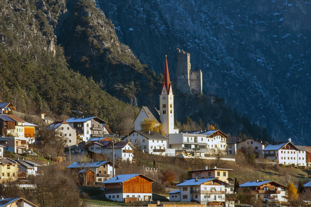 Die Stanzer Kirche und die Burgruine Schrofenstein am 15.11.2017 über Landeck nach dem Wintereinbruch am Wochenende. Die morgendlichen Sonnenstrahlen ließen die dünne Schneedecke im Tal schnell schmelzen. © Ing. Günter Kramarcsik