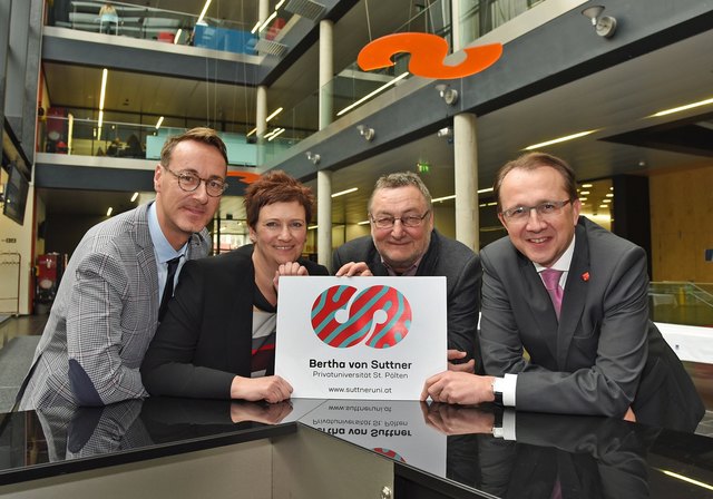 Markus Daimel (Eigentümervertreter ÖAGG), Silvia Weigl, (Gründungsrektorat), Peter Pantuček-Eisenbacher (Gründungsrektorat) und Bürgermeister  Matthias Stadler sind stolz auf  den Start der Bewerbung für die Bertha von Suttner Privatuniversität. | Foto: Josef Vorlaufer