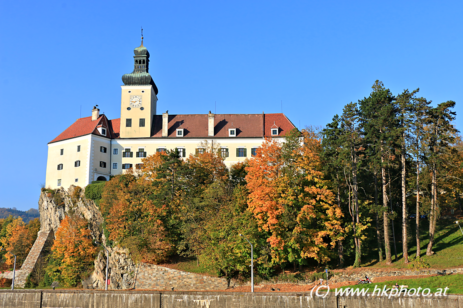 Schloss Persenbeug an der Donau im Herbst.