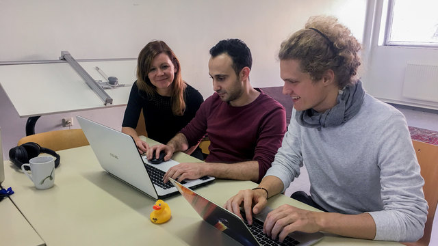 refugees{code}-Gründerin Daniela Wolf und Co-Gründer Alexander Hartveld mit einem ihrer Schulungsteilnehmer. | Foto: privat