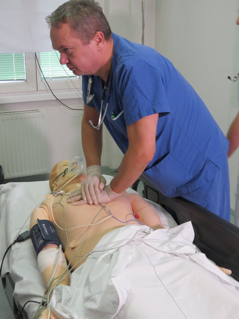 Eine in der Notfallmedizin alltägliche Situation wird in der Simulation mit einer Puppe, die alle Vitalparameter aufzeigt, nachgestellt.
