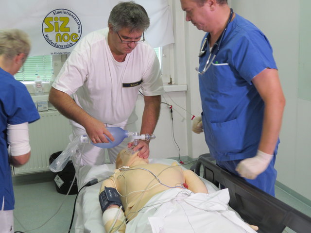 Eine in der Notfallmedizin alltägliche Situation wird in der Simulation mit einer Puppe, die alle Vitalparameter aufzeigt, nachgestellt.
