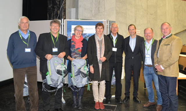 Die Stellvertretende Vorsitzende des Nationalparkrates, LHTSTv. Dr. Astrid Rössler (Mitte rechts) und die Nationalparkdirektoren verabschieden im Rahmen des 6. Internationalen Forschungssymposiums Mitglieder des Wissenschaftlichen Beirates. | Foto: NPHT/Pecile