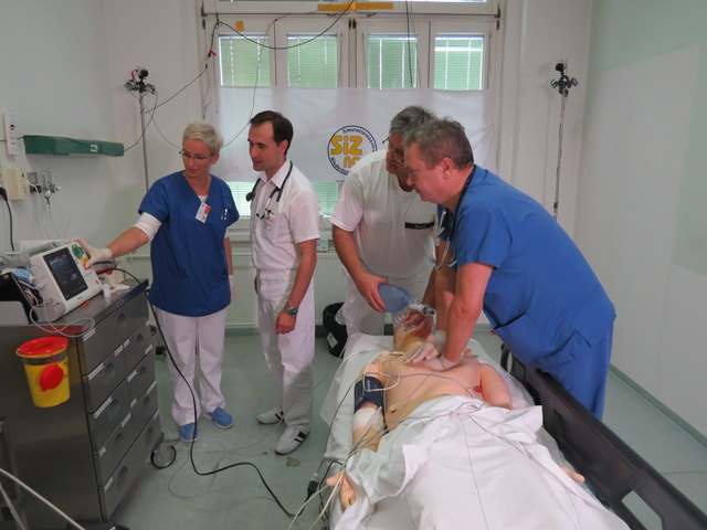 Eine in der Notfallmedizin alltägliche Situation wird in der Simulation mit einer Puppe, die alle Vitalparameter aufzeigt, nachgestellt.