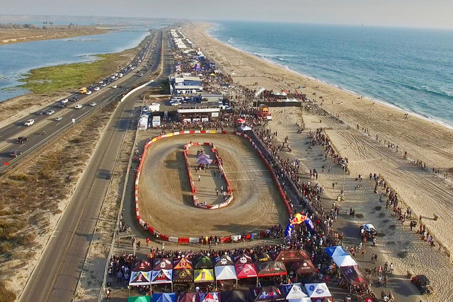 Direkt am Strand von Bolsa Chica State Beach südlich von Los Angeles lockt 2017 die erste Auflage von Moto Beach Classic zahllose Biker an. | Foto: © Roland Sands Design / TRD Mobil