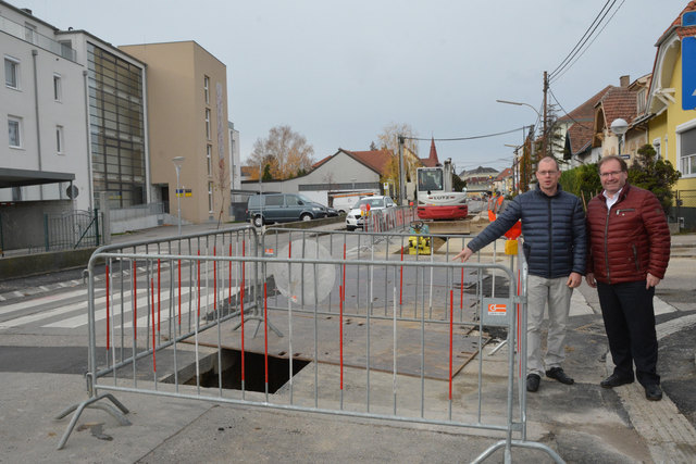 Stadtrat Harald Wimmer und Vizebürgermeister Harald Schinnerl bei der Baustelle der „Netz NÖ“ in der Langenlebarner Straße. Bis Mitte Dezember wird es hier in den Stoßzeiten zu Verzögerungen kommen. | Foto: Stadtgemeinde Tulln