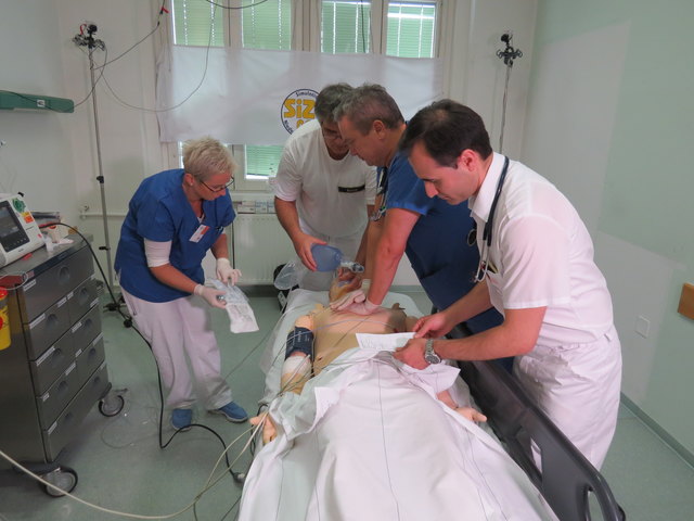 Eine in der Notfallmedizin alltägliche Situation wird in der Simulation mit einer Puppe, die alle Vitalparameter aufzeigt, nachgestellt.