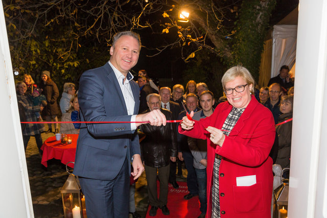 Ilse Wunderlich-Polzer und Bürgermeister Christoph Prinz: Ein kleines, aber feines Museum ist in der Apotheke eröffnet worden, das die Geschichte des Hauses an Fotos und historischen Geräten und Medikamenten sehr anschaulich darstellt und gegen Voranmeldung besucht werden kann. | Foto: Touristinfo Bad Vöslau