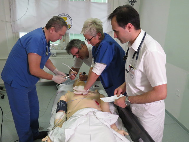 Eine in der Notfallmedizin alltägliche Situation wird in der Simulation mit einer Puppe, die alle Vitalparameter aufzeigt, nachgestellt.