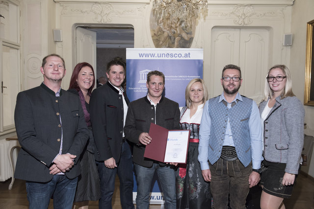 Urkundenpräsentation: Reitervertreter Harald Kirchebner mit Gattin Christina, Michael Kirchmair, Obmann Patrick Auer mit Gattin Carmen, Wampelervater Markus Danler und Ausschussmitglied Vanessa Haslwanter (v.l.n.r.)