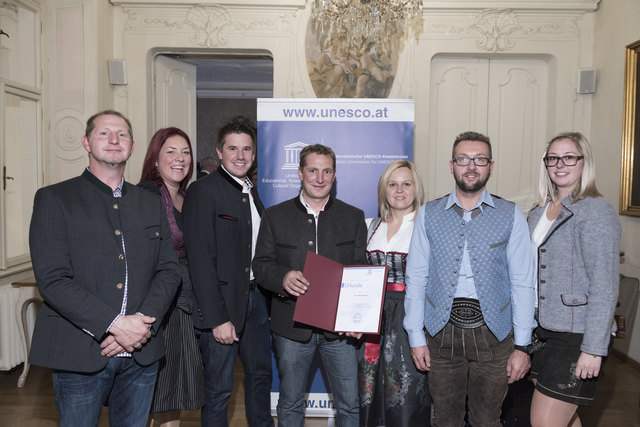 Urkundenpräsentation: Reitervertreter Harald Kirchebner mit Gattin Christina, Michael Kirchmair, Obmann Patrick Auer mit Gattin Carmen, Wampelervater Markus Danler und Ausschussmitglied Vanessa Haslwanter (v.l.n.r.) | Foto: privat