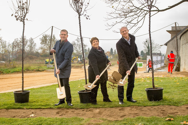 Sie pflanzen den Wildgarten: Hans-Peter Weiss, Gabriele Votava und Wildgarten-Geschäftsführer Alois Aigner. | Foto: Mikes