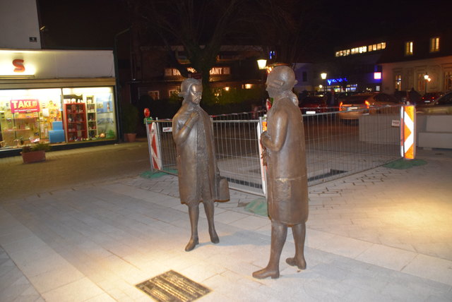 Vater Leopold und Sohn Wolfgang Amadeus Mozart zieren jetzt den neu gestalteten Hauptplatz. | Foto: Huber