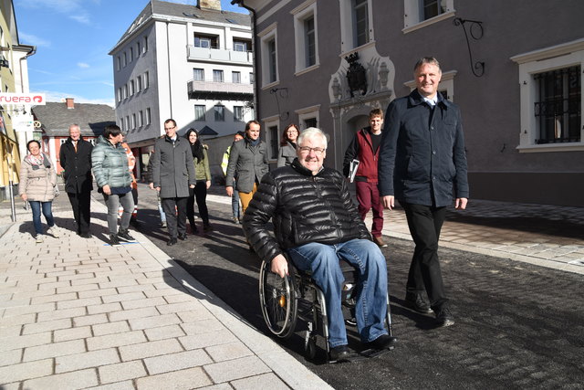 Eröffungsfeier und Lokalaugenschein: angeführt wurde die Delegation von Peter Fuchsberger und Bgm. Georg Gappmayer.