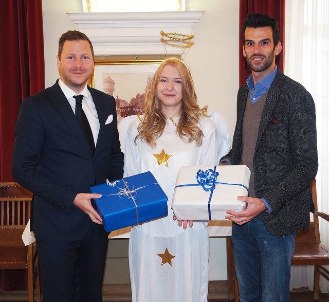 Bürgermeister-Stellvertreter Sozialstadtrat Michael Schnedlitz, Christkind Nina Venus und Jugendstadtrat Udo Landbauer freuen sich auf zahlreiche Briefe.