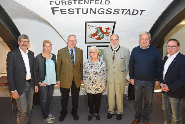 Feierlichkeit im Museum Pfeilburg: Johann Schober (3.v.r.) mit Gattin Christine, Museumsverein-Obmann Karl Amtmann (l.), Gaby Jedliczka, Gerhard Trousil, Bgm. Werner Gutzwar (2.v.r.) und Kommandant Gerald Derkitsch.