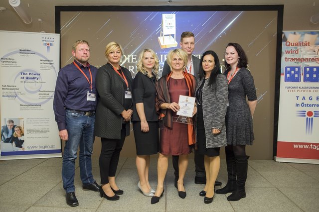 Ein Teil des Team von Wesenufer Hotel & Seminarkultur an der Donau mit Hotelleiterin Margarete Durstberger (3.v.r) bei der Preisverleihung in Wien. | Foto: APA/Martin Hörmandinger