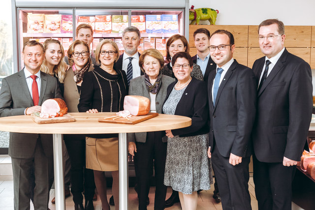 Nationalrat Josef Höfinger; Barbara Kritsch; Mag. Gaby Kritsch; Thomas Berger; LH-Frau Johanna Mikl-Leitner; Mag. Rudolf Berger; Herta Berger; Claudia Berger; Josefa Geiger, Bürgermeisterin in Sieghartskirchen; Martin Berger; Johannes Albrecht, Vizebürgermeistermeister Sieghartskirchen und stv. Bezirkshauptmann von Tulln Josef Wanek | Foto: Philipp Lipiarski / Berger Schinken