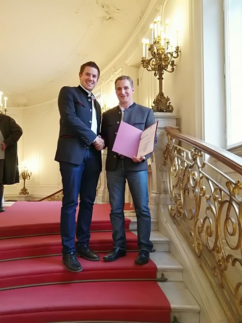 Gemeindevorstand Kulturreferent Michael Kirchmair gratulierte Fasnachtsvereinsobmann Patrick Auer seitens der Gemeinde Axams. | Foto: privat