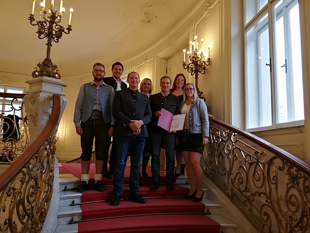 Pflichtermin: Foto mit Urkunde auf der Feststiege! | Foto: privat