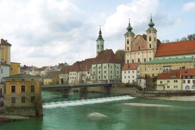 Steyr: hier mündet die Steyr in die Enns, Blick auf die Michaelerkirche
