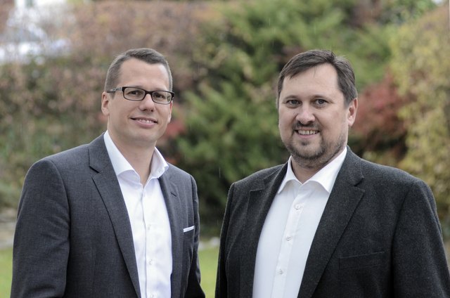 Caritas Direktor Hannes Ziseslberger (re.) mit Christoph Riedl-Daser (li.), der mit 11. Dezember 2017 die Leitung des neu geschaffenen Bereichs Solidarität, Kommunikation und Soziales der Caritas der Diözese St. Pölten übernimmt.